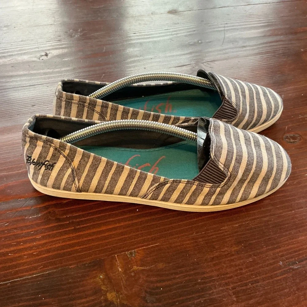 Blowfish Gillie Flat Shoes Womens Size 8‎ Gray White Striped Round Toe Slip On